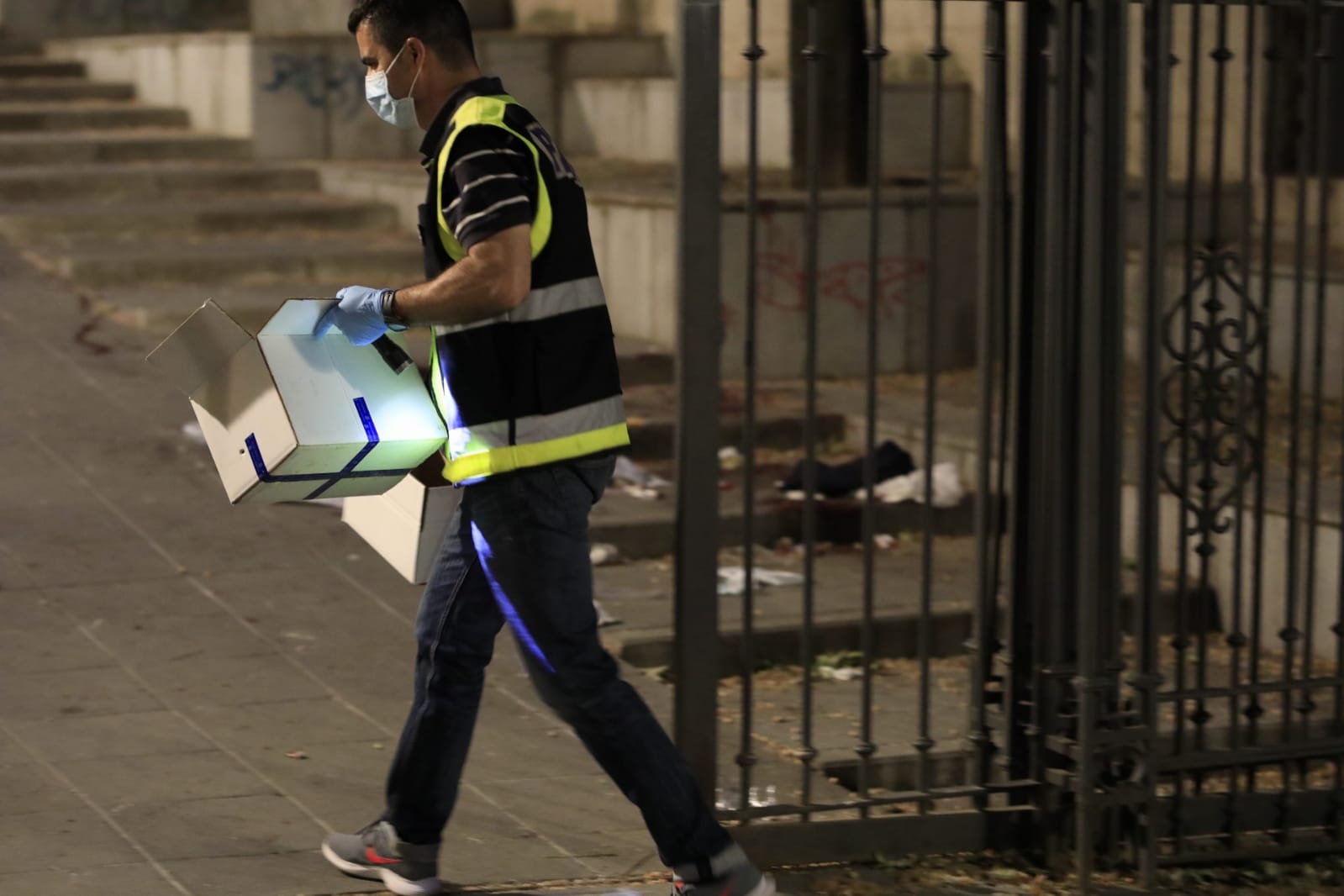 El agresor, que ha huido del lugar de los hechos, se ha cortado las venas antes de ser detenido. La mujer apuñalada ha sido trasladada al hospital.