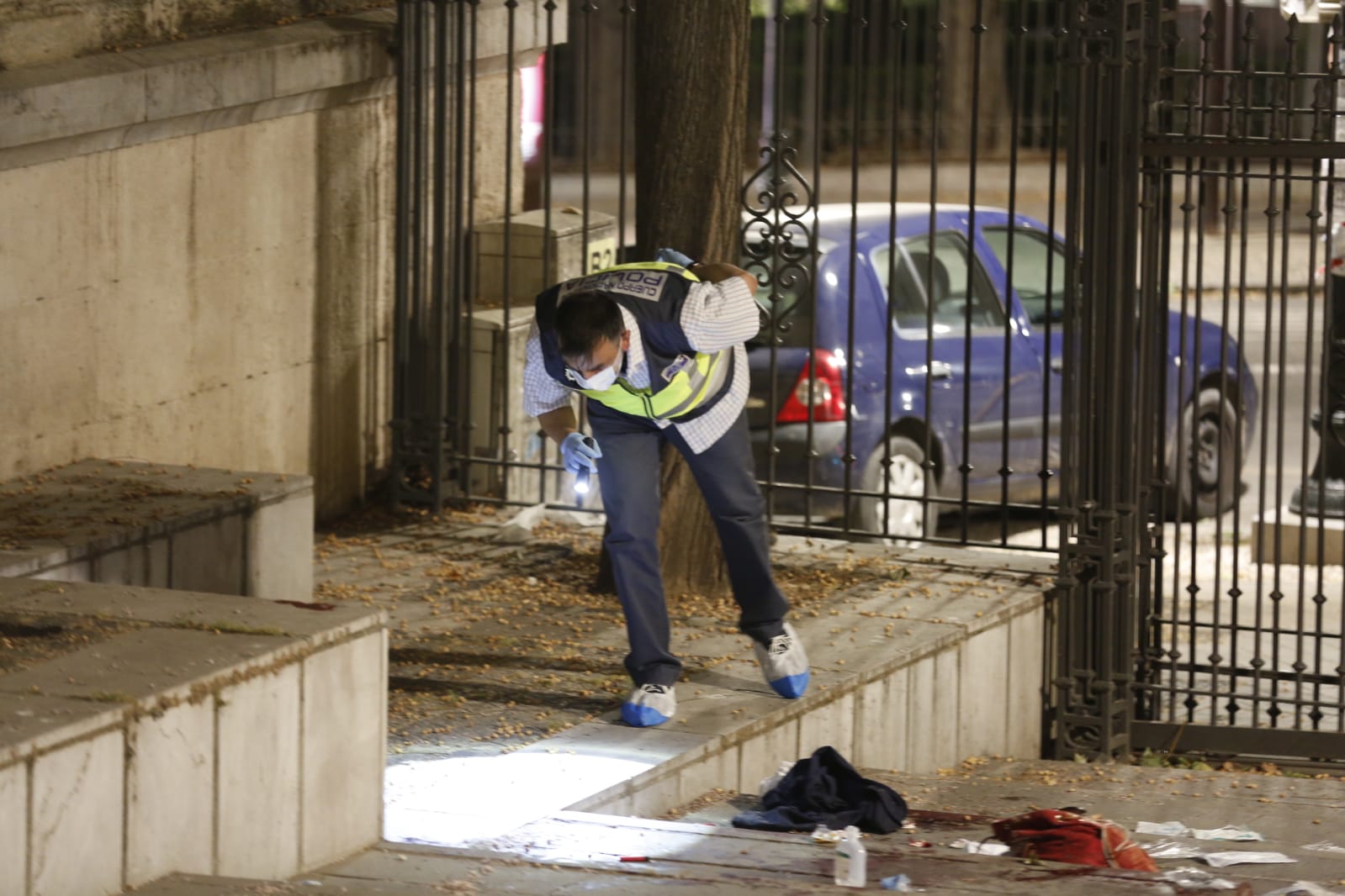 El agresor, que ha huido del lugar de los hechos, se ha cortado las venas antes de ser detenido. La mujer apuñalada ha sido trasladada al hospital.