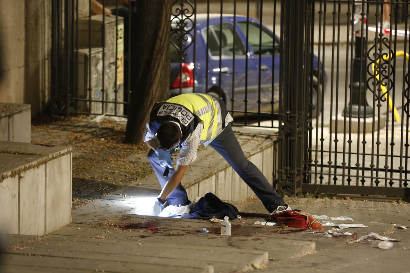 El agresor, que ha huido del lugar de los hechos, se ha cortado las venas antes de ser detenido. La mujer apuñalada ha sido trasladada al hospital.