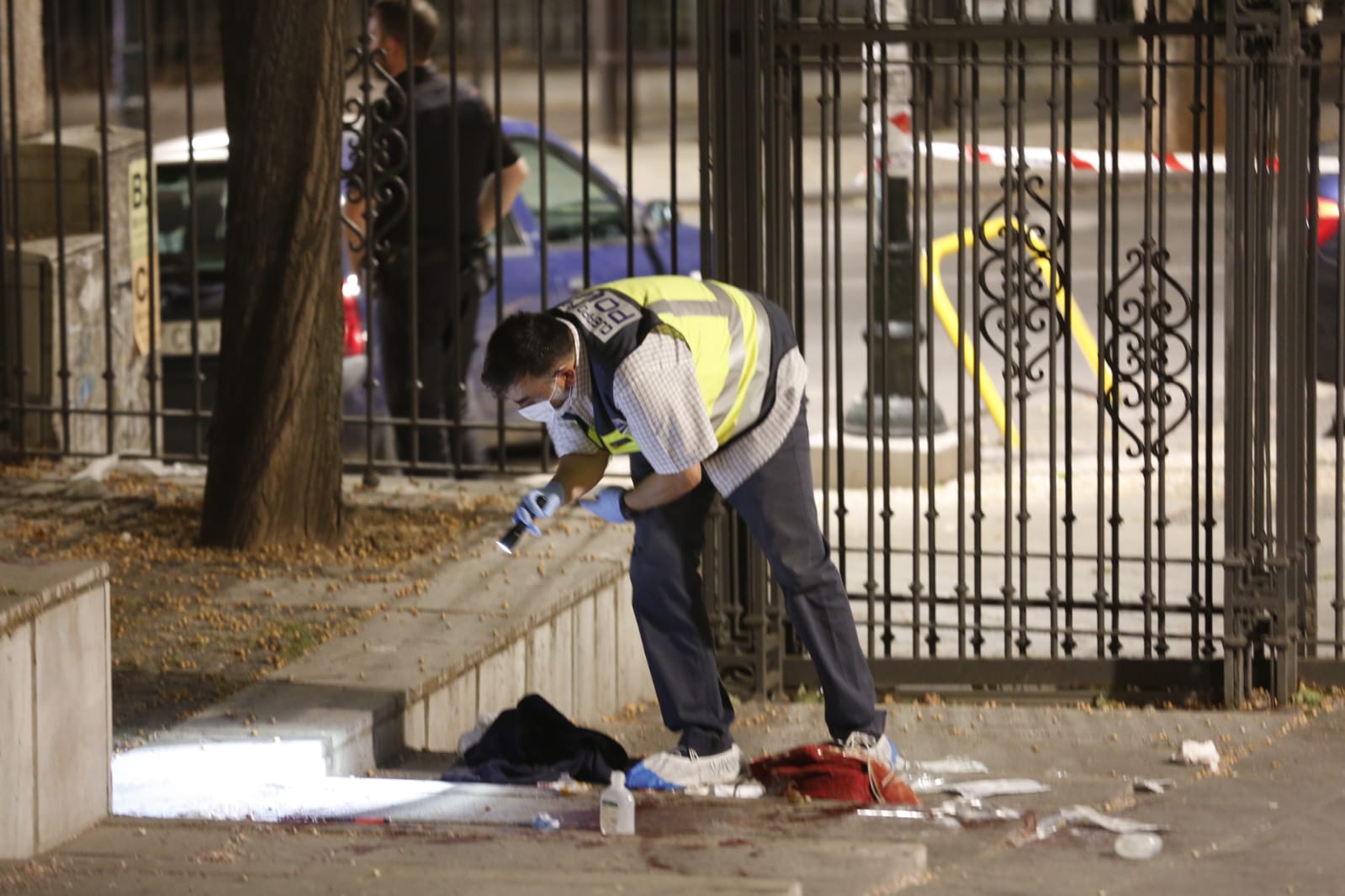 El agresor, que ha huido del lugar de los hechos, se ha cortado las venas antes de ser detenido. La mujer apuñalada ha sido trasladada al hospital.