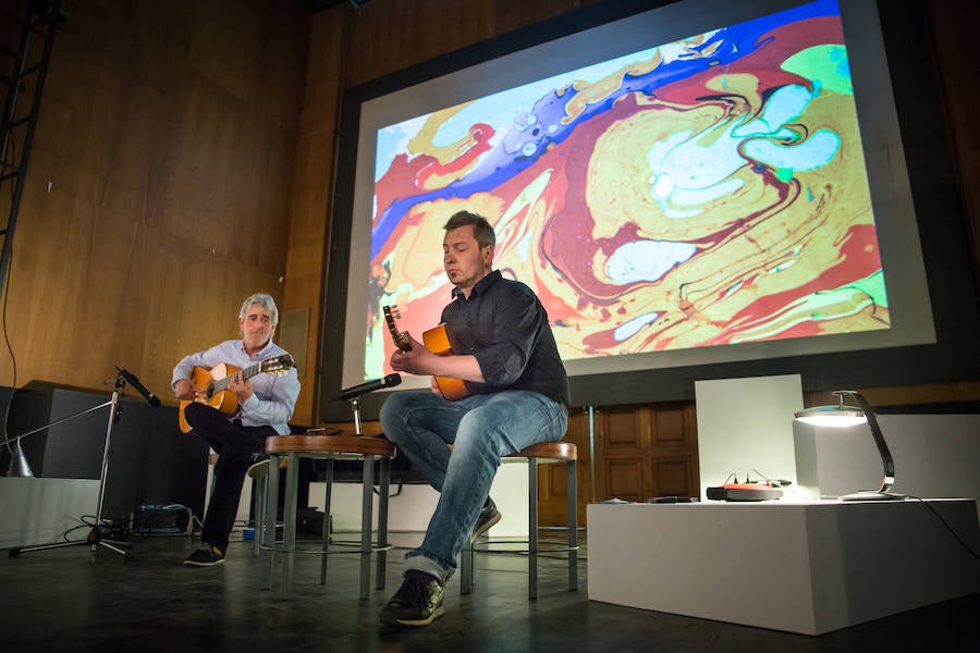 José María Ortiz y Tomasz Kalitko dialogan con sus guitaras en la performance inaugural.