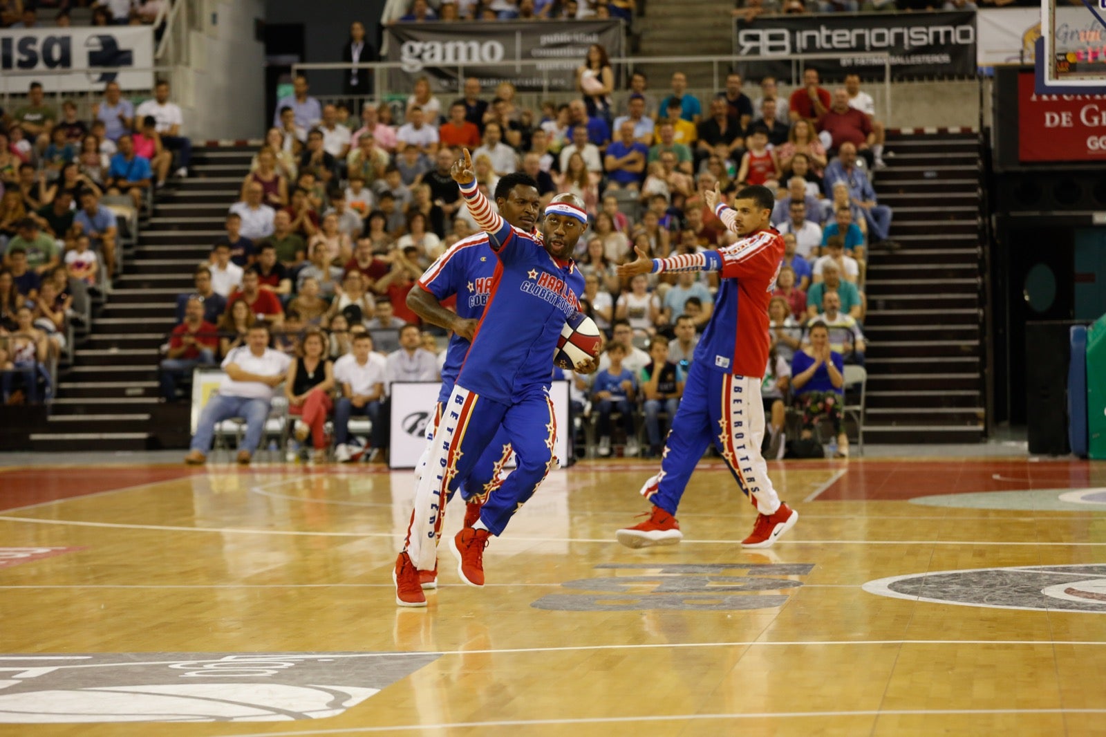 El Palacio de los Deportes de Granada fue el escenario de las espectaculares acrobacias con canastas de por medio del mítico equipo de Harlem