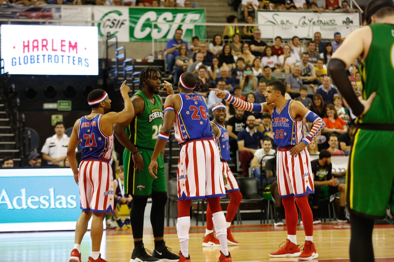 El Palacio de los Deportes de Granada fue el escenario de las espectaculares acrobacias con canastas de por medio del mítico equipo de Harlem