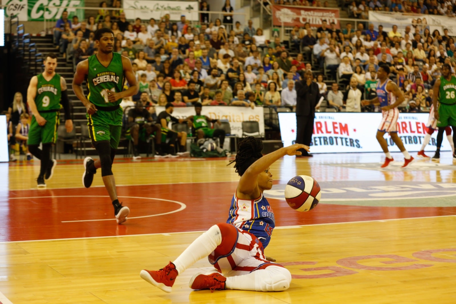 El Palacio de los Deportes de Granada fue el escenario de las espectaculares acrobacias con canastas de por medio del mítico equipo de Harlem