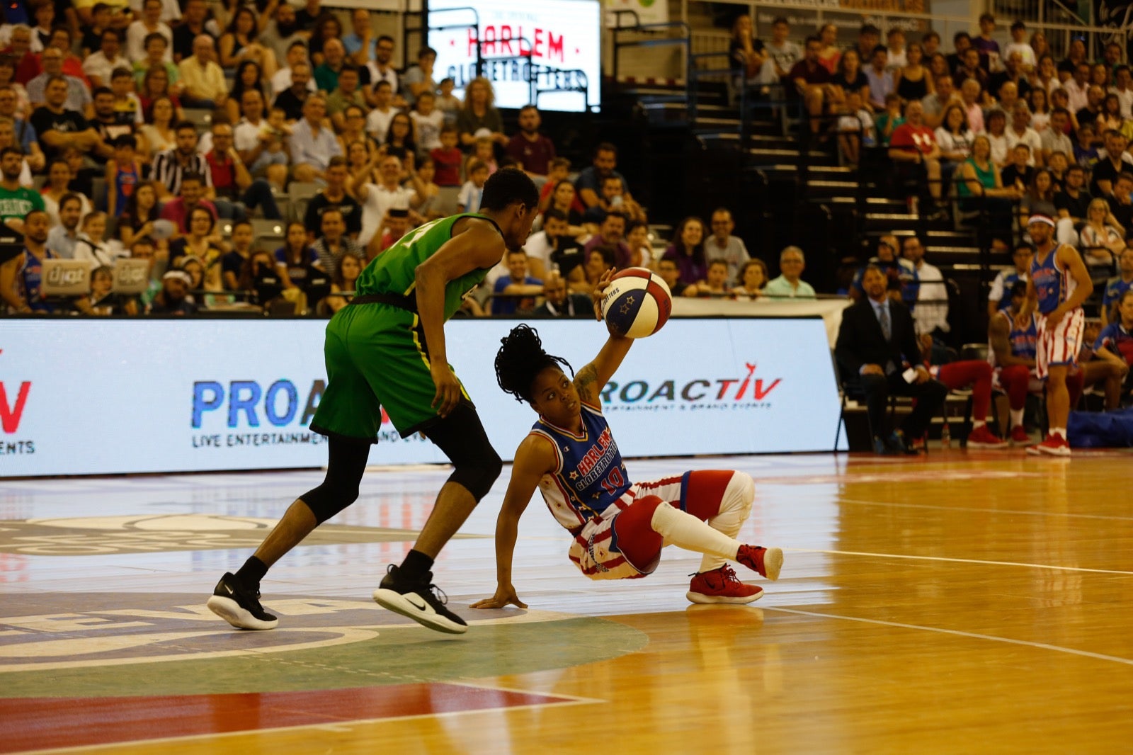 El Palacio de los Deportes de Granada fue el escenario de las espectaculares acrobacias con canastas de por medio del mítico equipo de Harlem