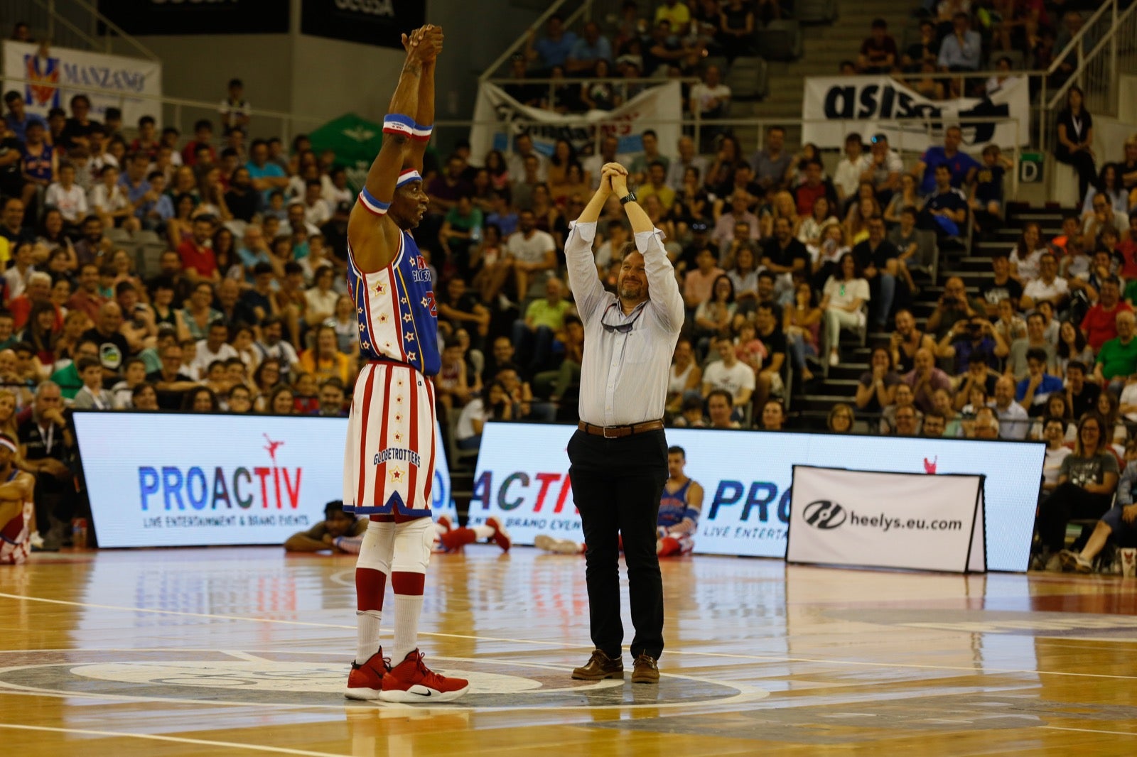 El Palacio de los Deportes de Granada fue el escenario de las espectaculares acrobacias con canastas de por medio del mítico equipo de Harlem