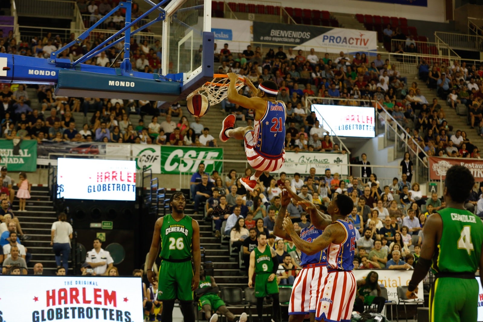El Palacio de los Deportes de Granada fue el escenario de las espectaculares acrobacias con canastas de por medio del mítico equipo de Harlem