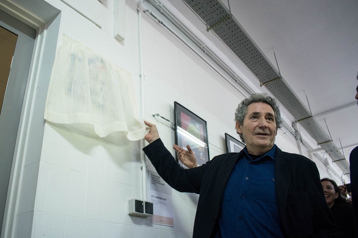 El cantante Miguel Rios, visita el IES Albayzin de Granada, donde se ha inaugurado un estudio de grabación con su nombre