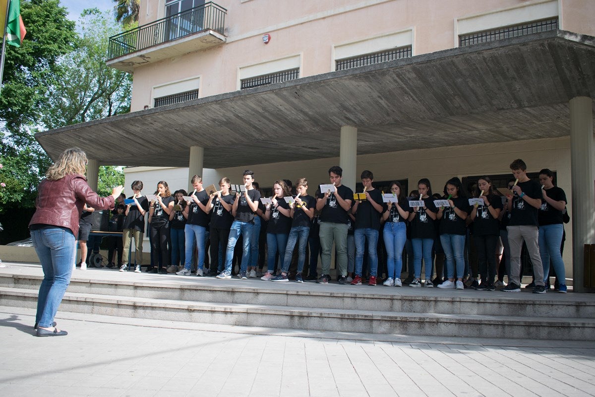 El cantante Miguel Rios, visita el IES Albayzin de Granada, donde se ha inaugurado un estudio de grabación con su nombre