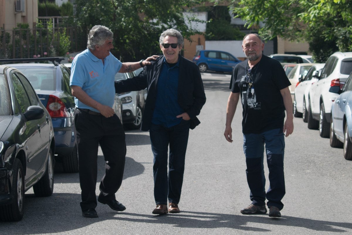 El cantante Miguel Rios, visita el IES Albayzin de Granada, donde se ha inaugurado un estudio de grabación con su nombre