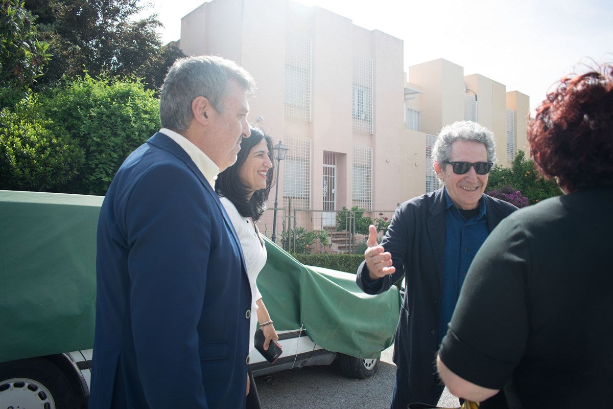 El cantante Miguel Rios, visita el IES Albayzin de Granada, donde se ha inaugurado un estudio de grabación con su nombre.