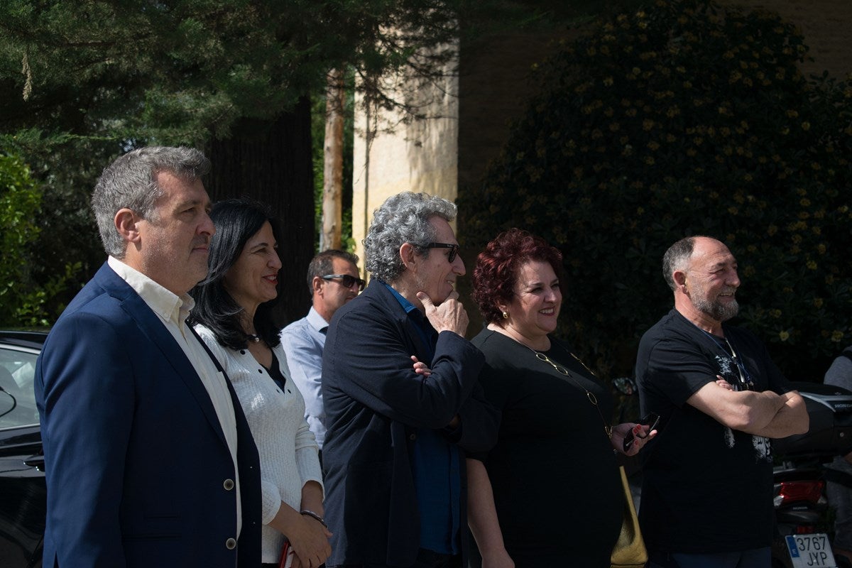 El cantante Miguel Rios, visita el IES Albayzin de Granada, donde se ha inaugurado un estudio de grabación con su nombre.