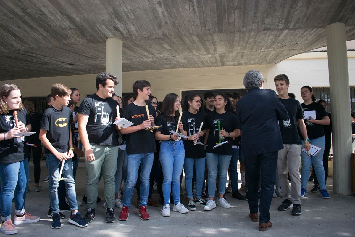 El cantante Miguel Rios, visita el IES Albayzin de Granada, donde se ha inaugurado un estudio de grabación con su nombre
