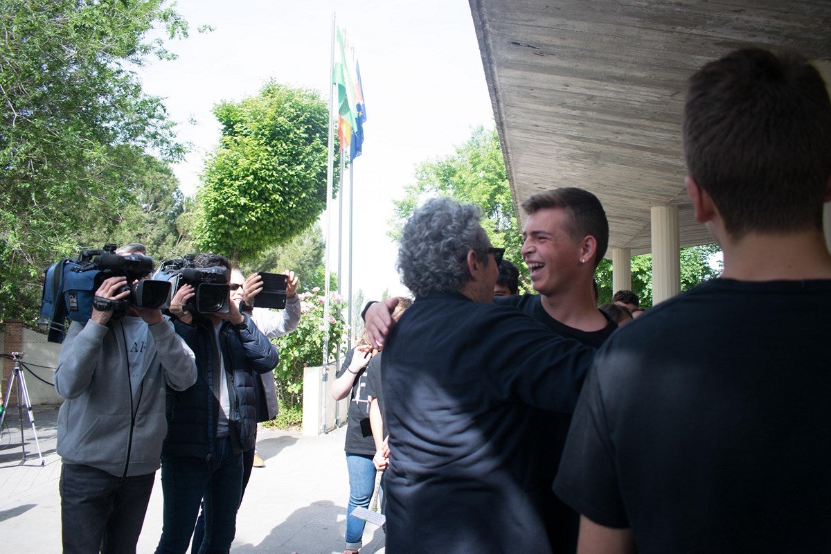 El cantante Miguel Rios, visita el IES Albayzin de Granada, donde se ha inaugurado un estudio de grabación con su nombre.