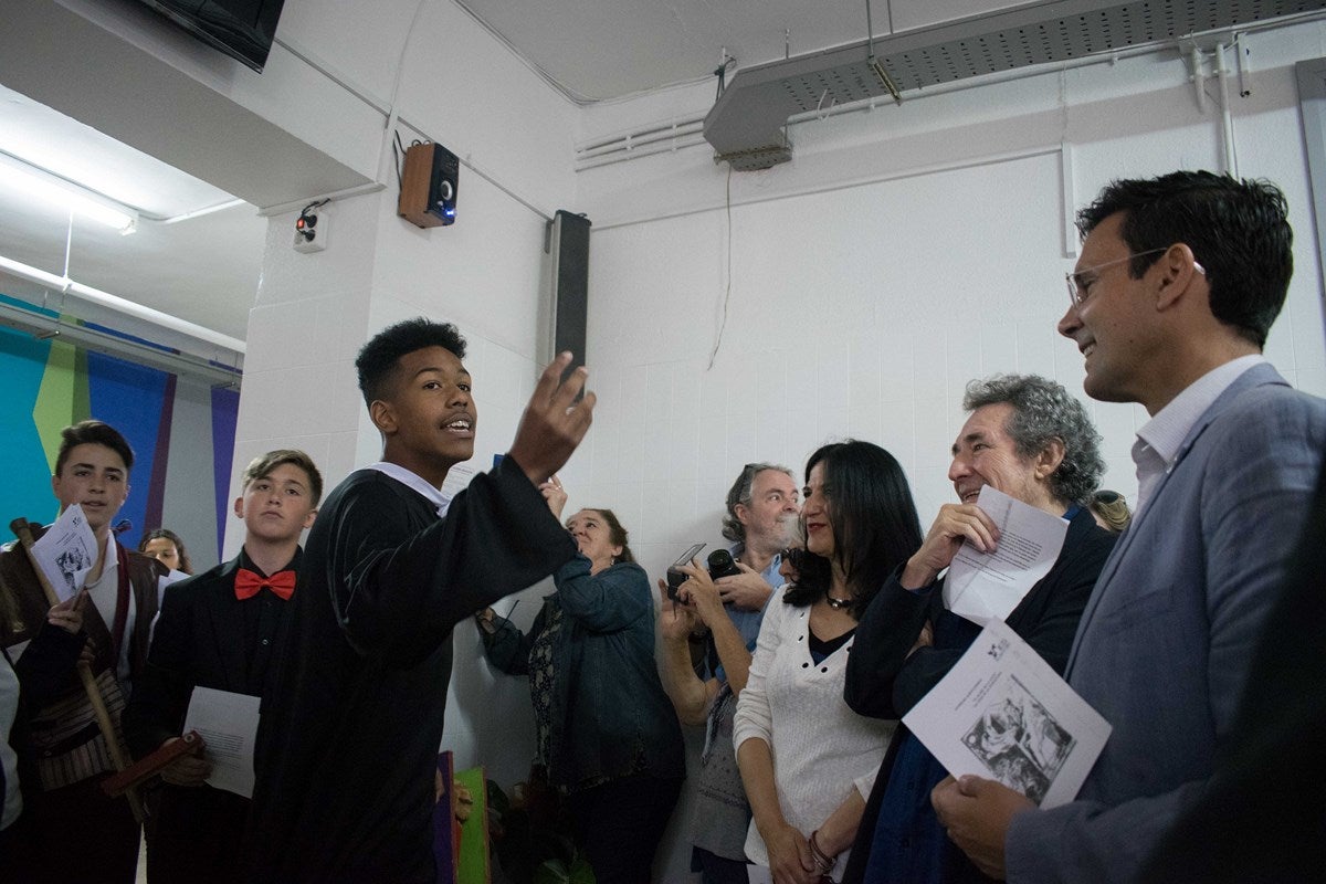 El cantante Miguel Rios, visita el IES Albayzin de Granada, donde se ha inaugurado un estudio de grabación con su nombre.