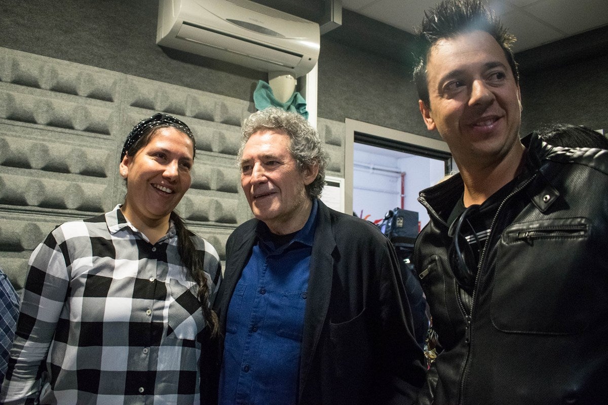 El cantante Miguel Rios, visita el IES Albayzin de Granada, donde se ha inaugurado un estudio de grabación con su nombre.