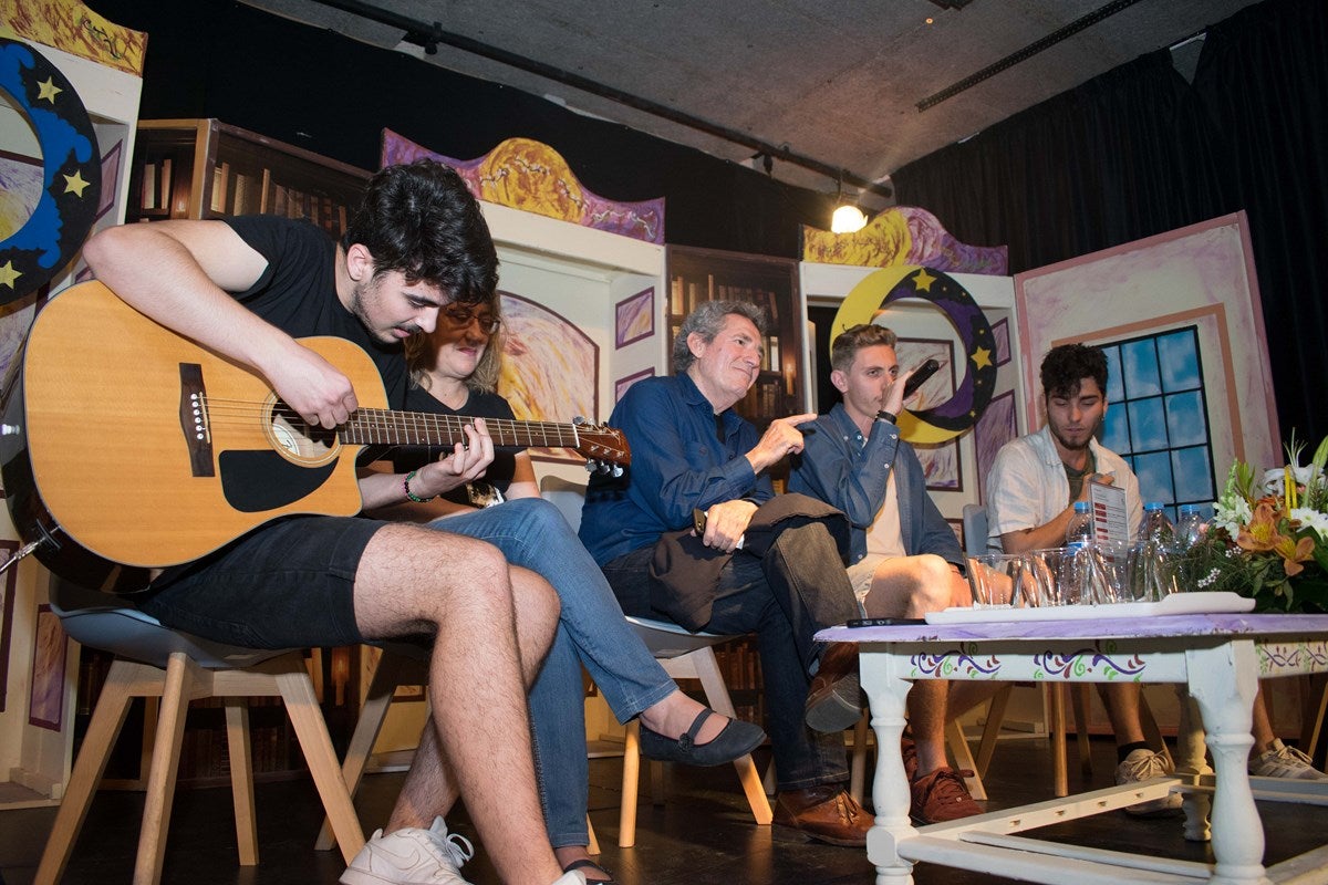 El cantante Miguel Rios, visita el IES Albayzin de Granada, donde se ha inaugurado un estudio de grabación con su nombre.