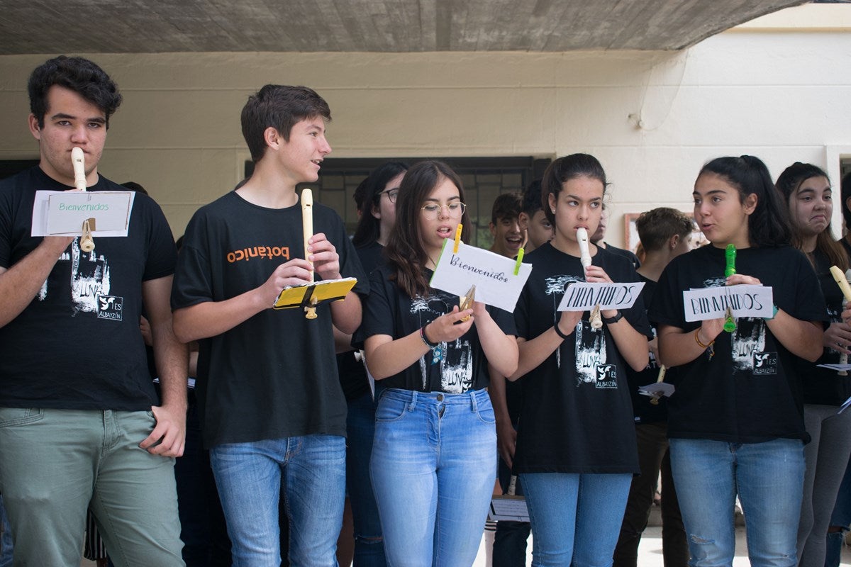 El cantante Miguel Rios, visita el IES Albayzin de Granada, donde se ha inaugurado un estudio de grabación con su nombre