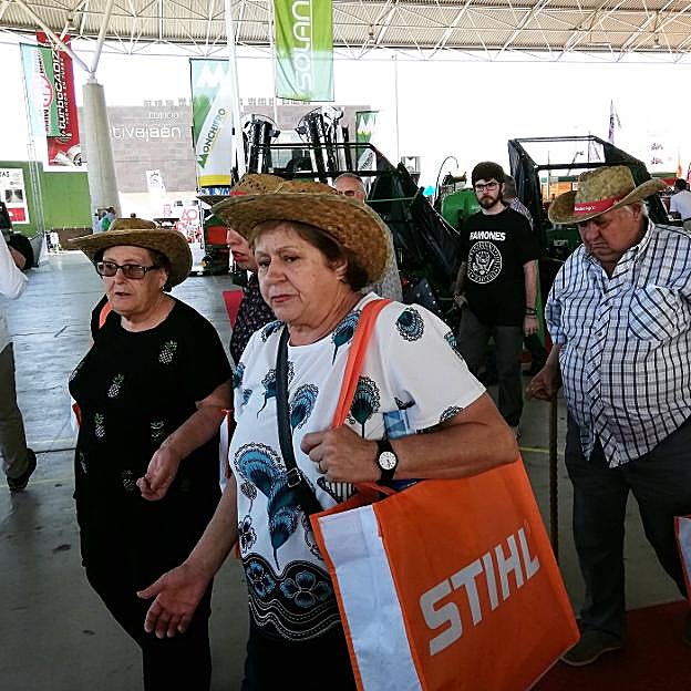 Mujeres recorriendo la zona de maquinaria de la feria.