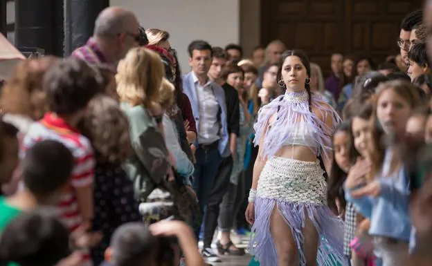 El patio del Ayuntamiento de Granada se ha convertido esta mañana en una pasarela de moda reciclada.