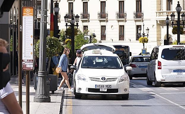 Reyes Católicos es una de las calles donde más sanciones se han impuesto a los taxistas.