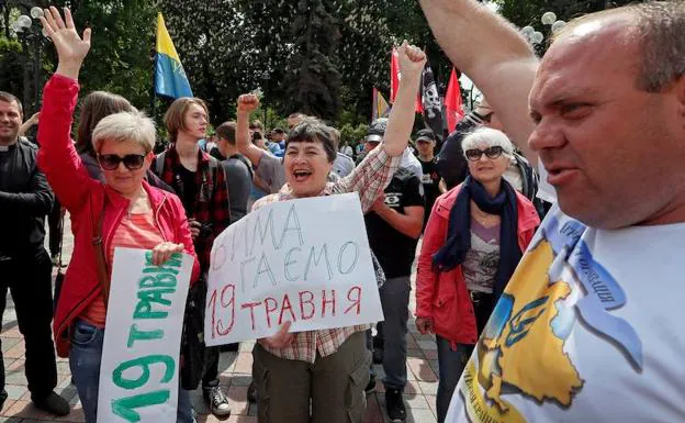 Simpatizantes del presidente electo de Ucrania Volodímir Zelenski. 