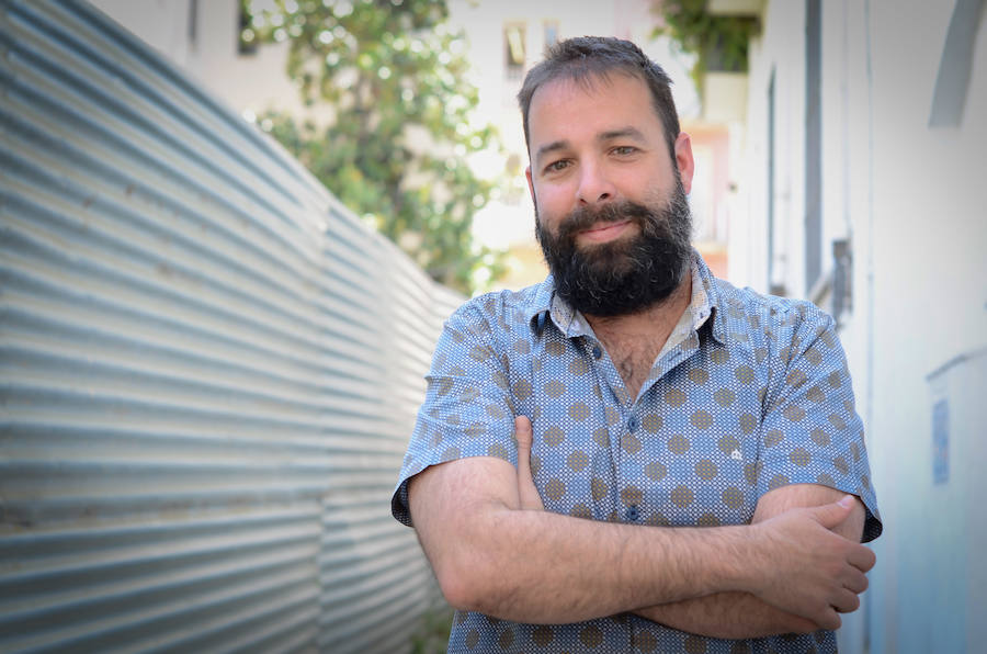 Andrés López, posando.