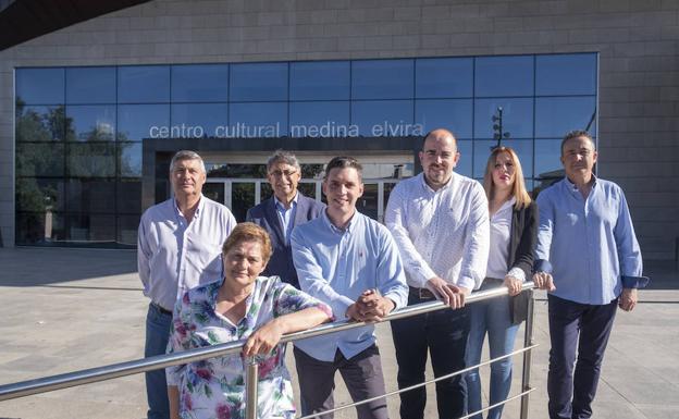 Los siete candidatos a la alcaldía posan en la plaza del centro cultural Medina Elvira de Atarfe