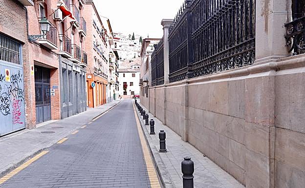 Calle Los Naranjos por donde huyó el agresor y dejó un reguero de sangre apreciable en la fachada trasera de la Subdelegación.