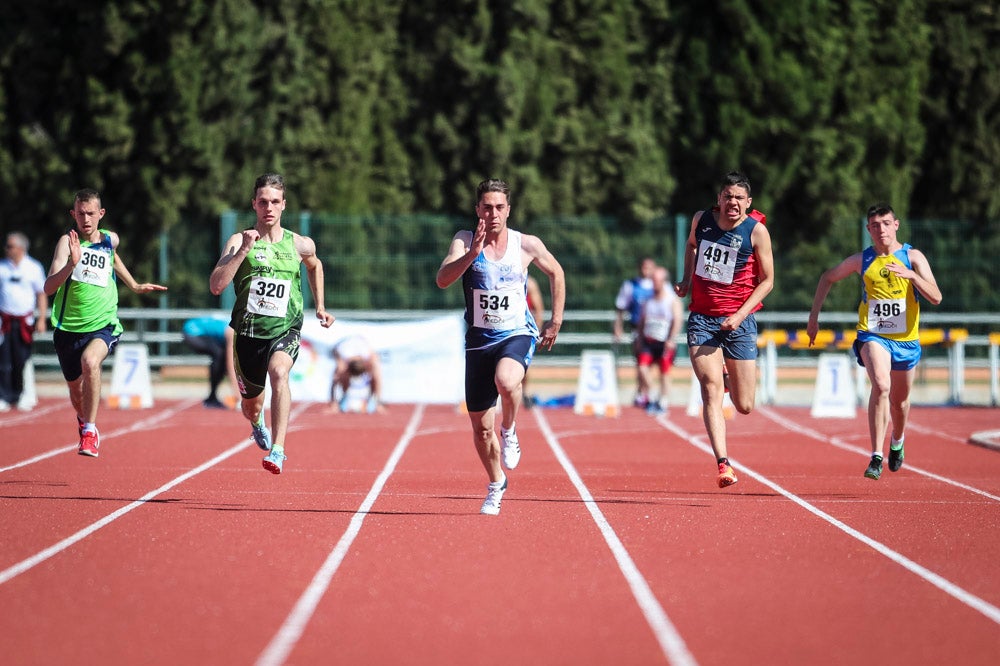 Cerca de trescientos deportistas se encuentran desde ayer en el Complejo Deportivo Núñez Blanca participando en las distintas pruebas de este Campeonato de España organizado por la FEDDI
