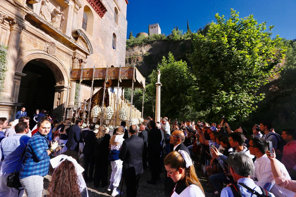 Aquí puedes ver una seleción de las mejores imágenes del recorrido de la Virgen de las Maravillas por las calles de la capital