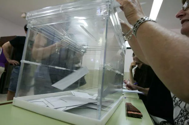 Una urna electoral en un colegio de Almería en una elecciones pasadas.