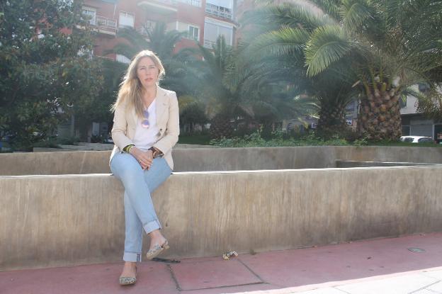 Salud Anguita posa en la plaza de la Libertad, con la estación de autobuses al fondo. 