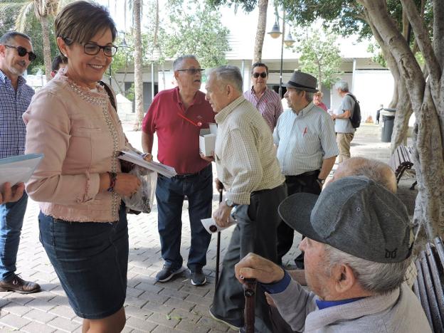 Adriana Valverde dialoga con unos mayores.