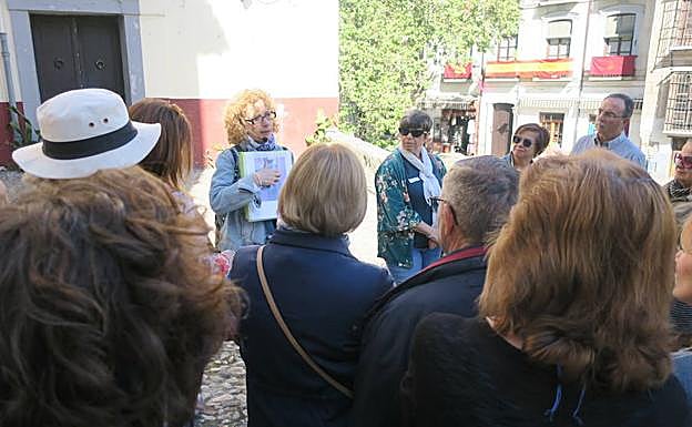 La escritora Carolina Molina muestra algunos detalles de la antigua Carrera del Darro durante la visita.