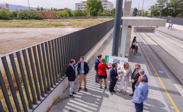 Una de las paradas durante la visita de los miembros de Fomento fue al terreno en el que se espera poner realizar el intercambiador sur con 20 dársenas para autobuses.