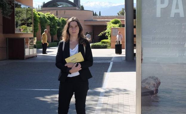 Marta Gutiérrez, candidata a la alcaldía de Granada por Vamos Granada, en la entrada del cementerio de San José.