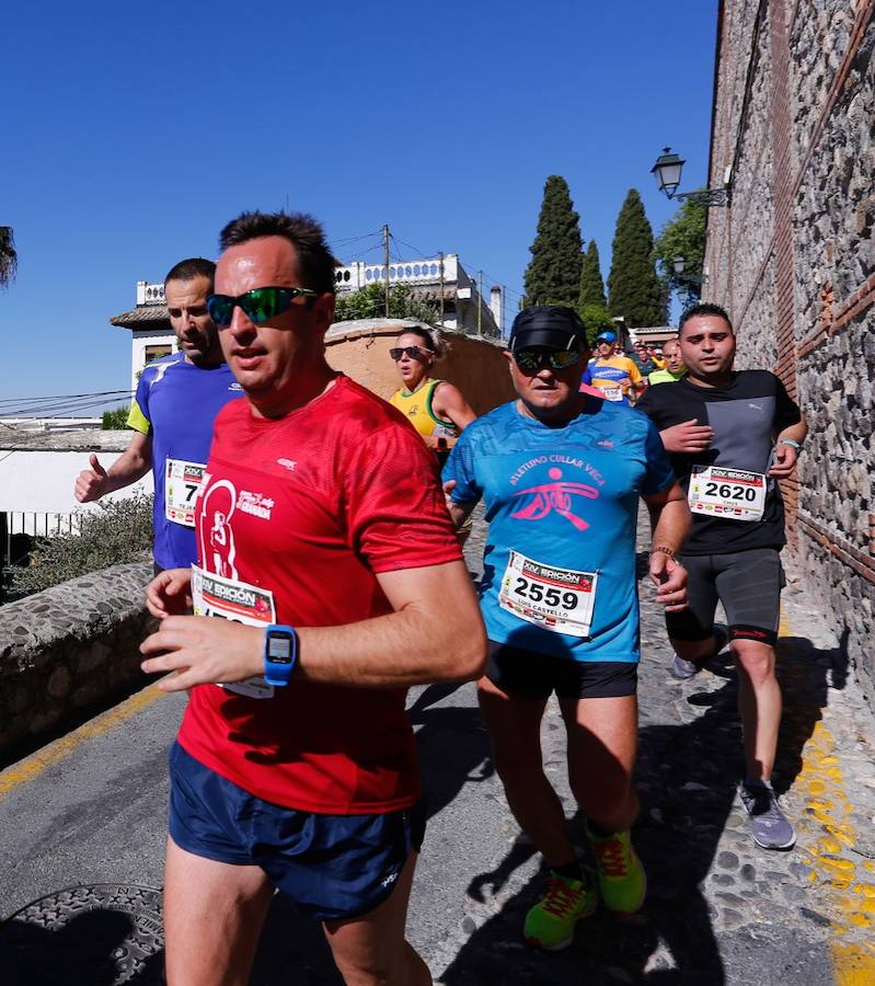 Un total de 13.1 kilómetros, dos menos que la pasada edición, y un desnivel acumulado de 207 metros de auténtica belleza por los barrios del Albaicín y el Sacromonte, dejando la Alhambra a la espalda, sin dejar de recorrer también los espacios más emblemáticos de la capital