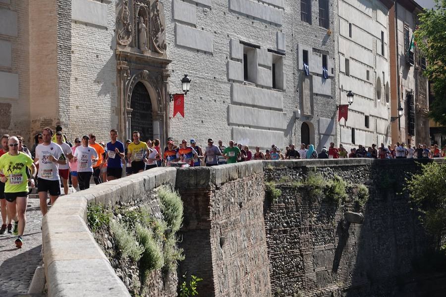 Un total de 13.1 kilómetros, dos menos que la pasada edición, y un desnivel acumulado de 207 metros de auténtica belleza por los barrios del Albaicín y el Sacromonte, dejando la Alhambra a la espalda, sin dejar de recorrer también los espacios más emblemáticos de la capital