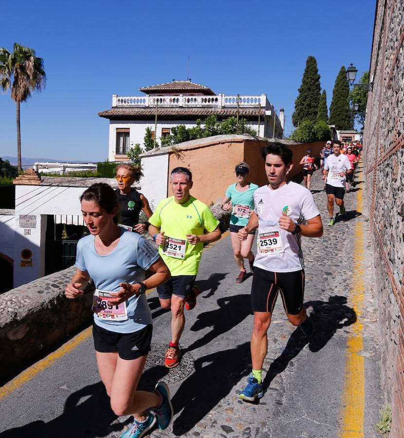 Un total de 13.1 kilómetros, dos menos que la pasada edición, y un desnivel acumulado de 207 metros de auténtica belleza por los barrios del Albaicín y el Sacromonte, dejando la Alhambra a la espalda, sin dejar de recorrer también los espacios más emblemáticos de la capital