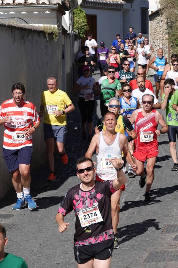 Un total de 13.1 kilómetros, dos menos que la pasada edición, y un desnivel acumulado de 207 metros de auténtica belleza por los barrios del Albaicín y el Sacromonte, dejando la Alhambra a la espalda, sin dejar de recorrer también los espacios más emblemáticos de la capital