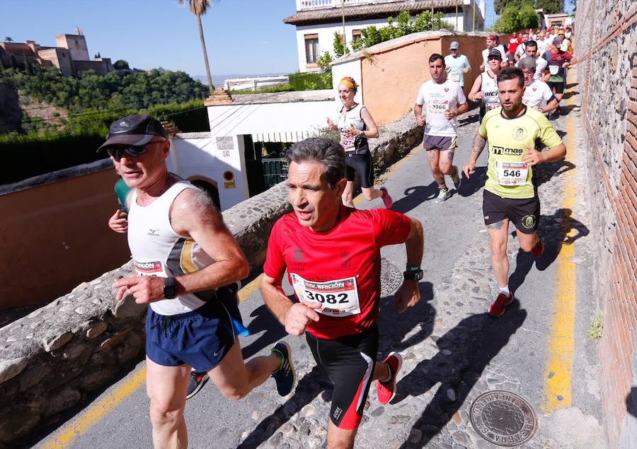 Un total de 13.1 kilómetros, dos menos que la pasada edición, y un desnivel acumulado de 207 metros de auténtica belleza por los barrios del Albaicín y el Sacromonte, dejando la Alhambra a la espalda, sin dejar de recorrer también los espacios más emblemáticos de la capital