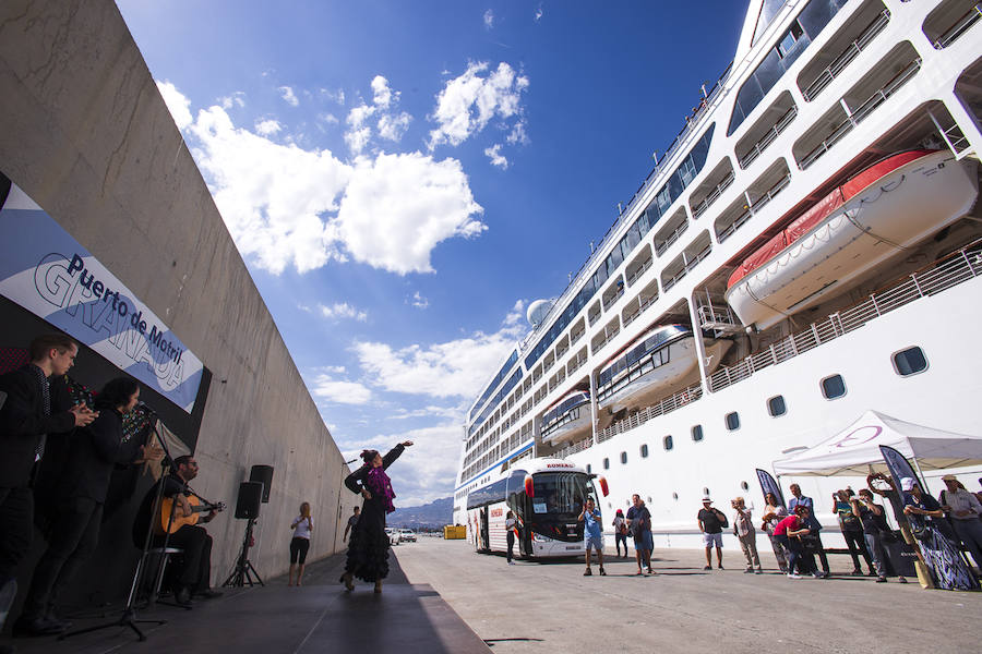 Algunos cruceristas han ido a las playas de Motril y otros, han disfrutado de un espectáculo flamenco a pie de barco