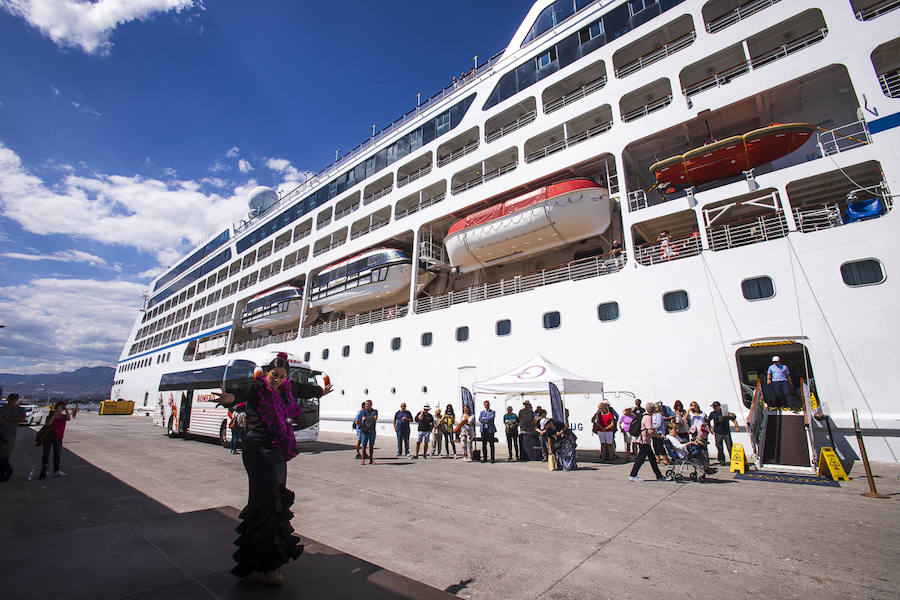 Algunos cruceristas han ido a las playas de Motril y otros, han disfrutado de un espectáculo flamenco a pie de barco