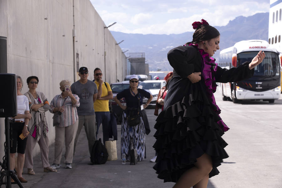 Algunos cruceristas han ido a las playas de Motril y otros, han disfrutado de un espectáculo flamenco a pie de barco