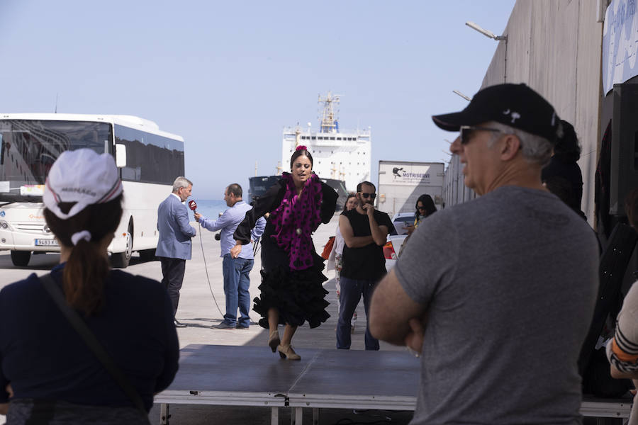 Algunos cruceristas han ido a las playas de Motril y otros, han disfrutado de un espectáculo flamenco a pie de barco