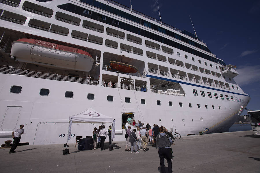 Algunos cruceristas han ido a las playas de Motril y otros, han disfrutado de un espectáculo flamenco a pie de barco