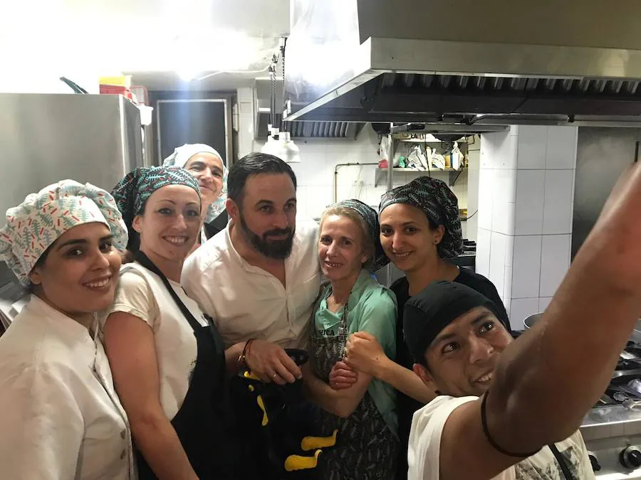 El presidente de Vox, Santiago Abascal, se hace un selfie con los cocineros del resaturante de Salobreña en el que cenó