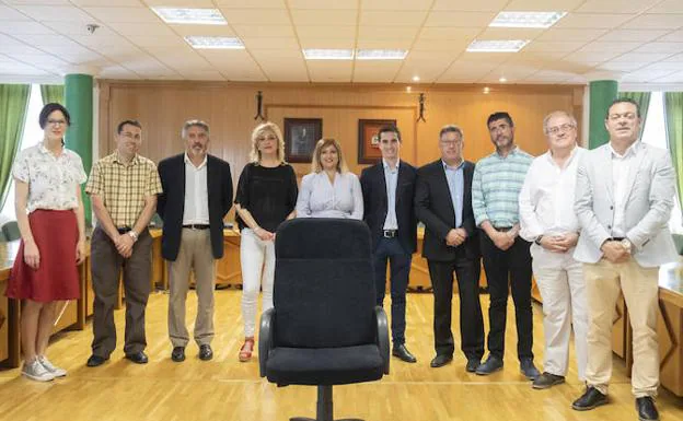 Lo s diez candidatos a la alcaldía del cuarto pueblo más grande de Granada posan en el salón de plenos municipal. 