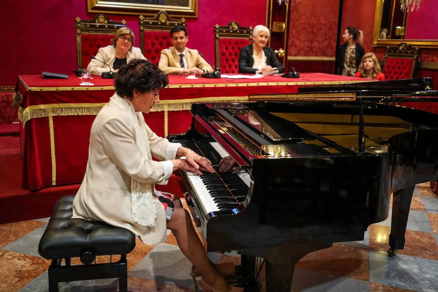 La durectora de orquesta y pianista Azucena Fernández, la asociación Alhalba y el Instituto de las Mujeres han sido los premiados en esta edición